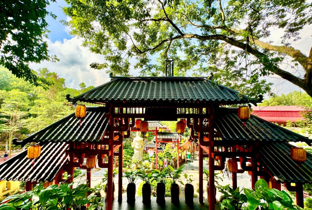 Những cánh cổng Tam Quan trong vườn thiền
